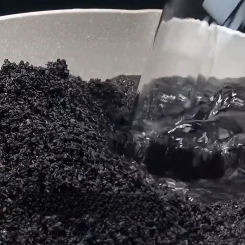 Bước 1 Chuẩn bị và ngâm mè đen Dầu mè