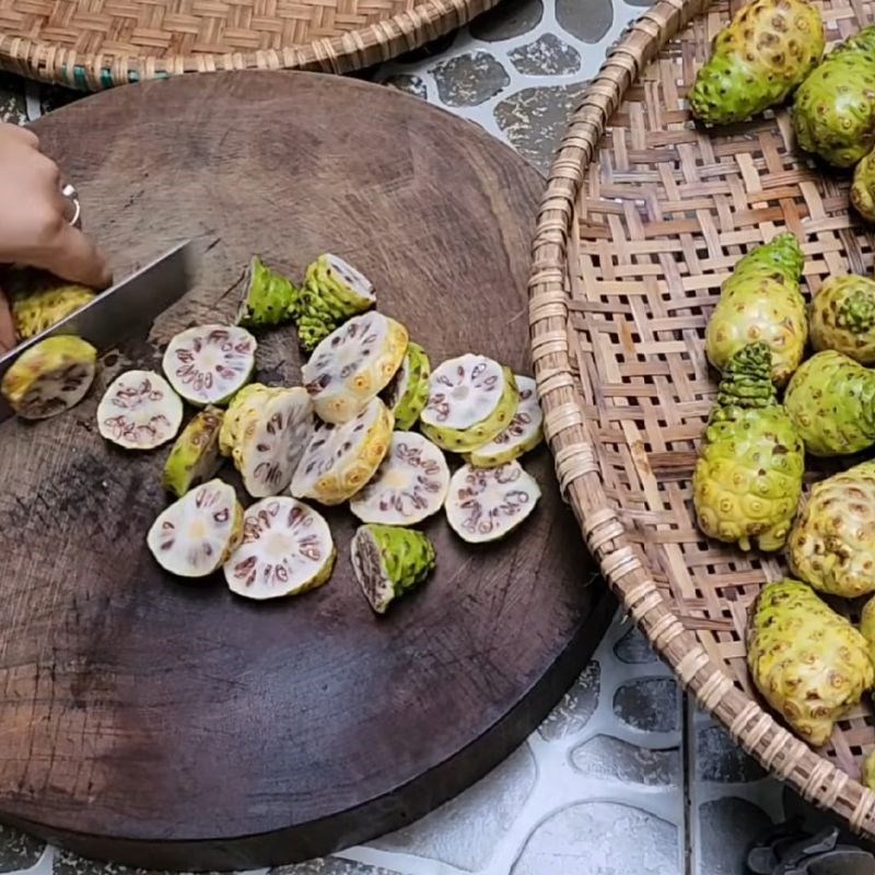 Bước 2 Để ráo và thái lát trái nhàu Trái nhàu ngâm đường phèn