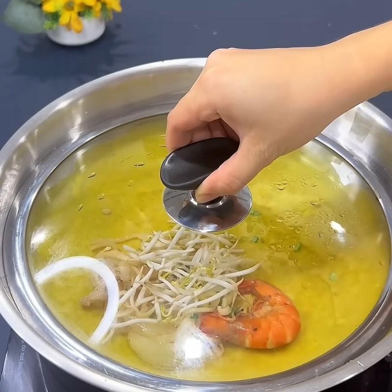 Bước 2 Đổ bánh xèo vàng ươm Pha bột bánh xèo với bia