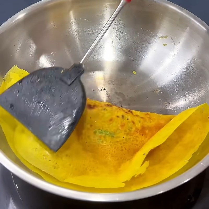 Bước 2 Đổ bánh xèo vàng ươm Pha bột bánh xèo với bia