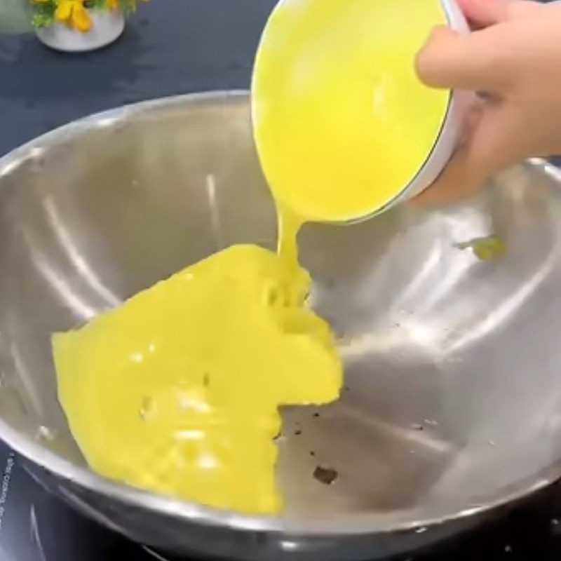 Bước 2 Đổ bánh xèo vàng ươm Pha bột bánh xèo với bia