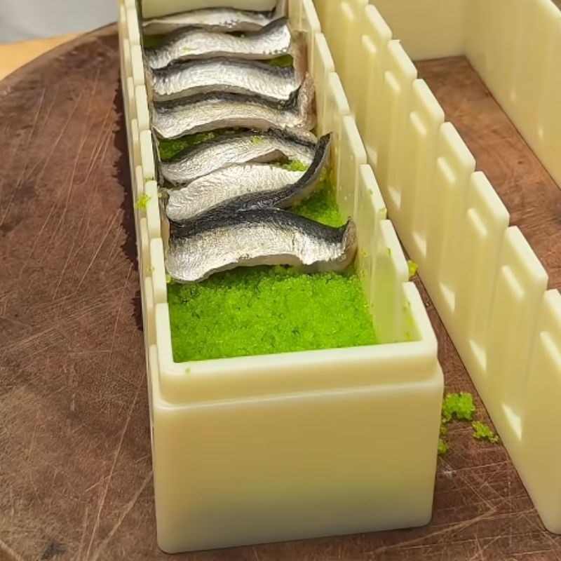 Bước 2 Ép cá trích và trứng cá chuồn tạo hình Sashimi cá trích ép trứng