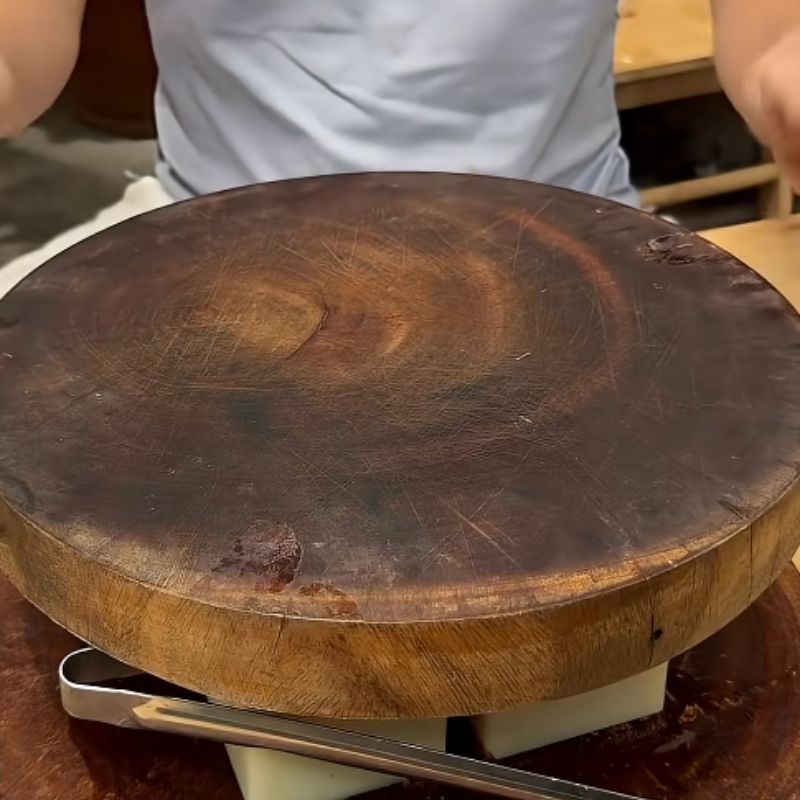 Bước 2 Ép cá trích và trứng cá chuồn tạo hình Sashimi cá trích ép trứng