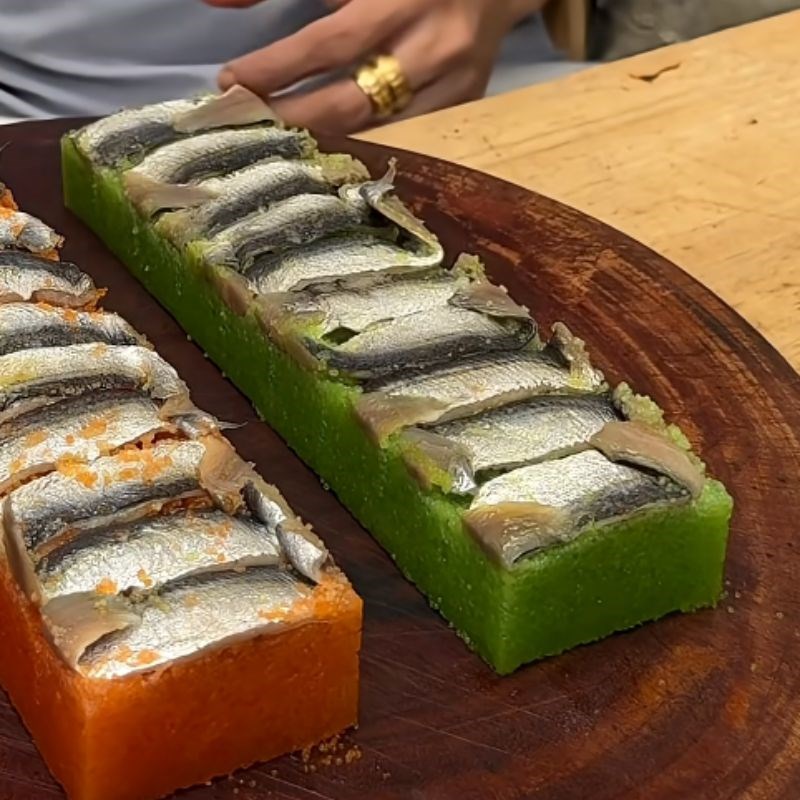 Bước 2 Ép cá trích và trứng cá chuồn tạo hình Sashimi cá trích ép trứng