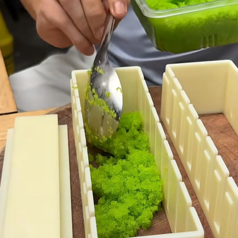 Bước 2 Ép cá trích và trứng cá chuồn tạo hình Sashimi cá trích ép trứng