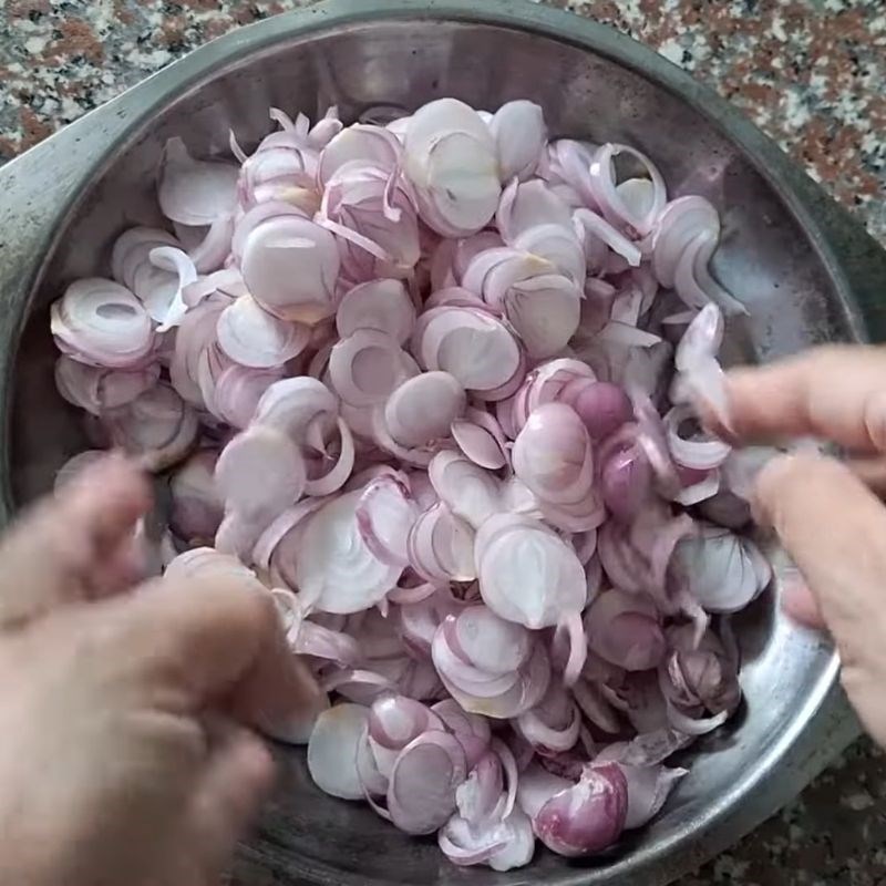 Bước 2 Giảm hăng và tạo độ giòn cho hành Hành tím thái lát ngâm ăn liền