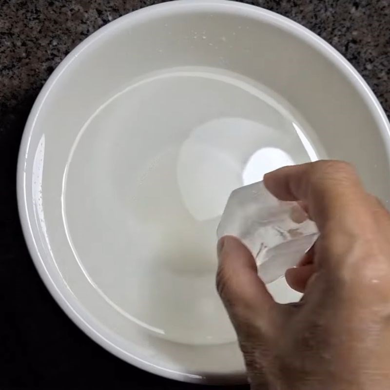 Bước 2 Giảm hăng và tạo độ giòn cho hành Hành tím thái lát ngâm ăn liền