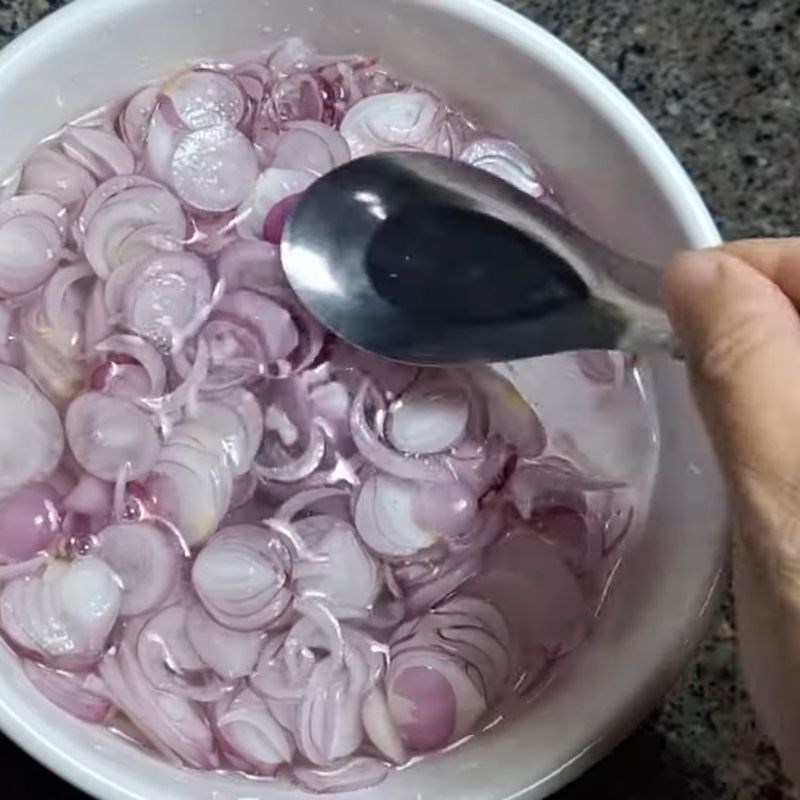 Bước 2 Giảm hăng và tạo độ giòn cho hành Hành tím thái lát ngâm ăn liền