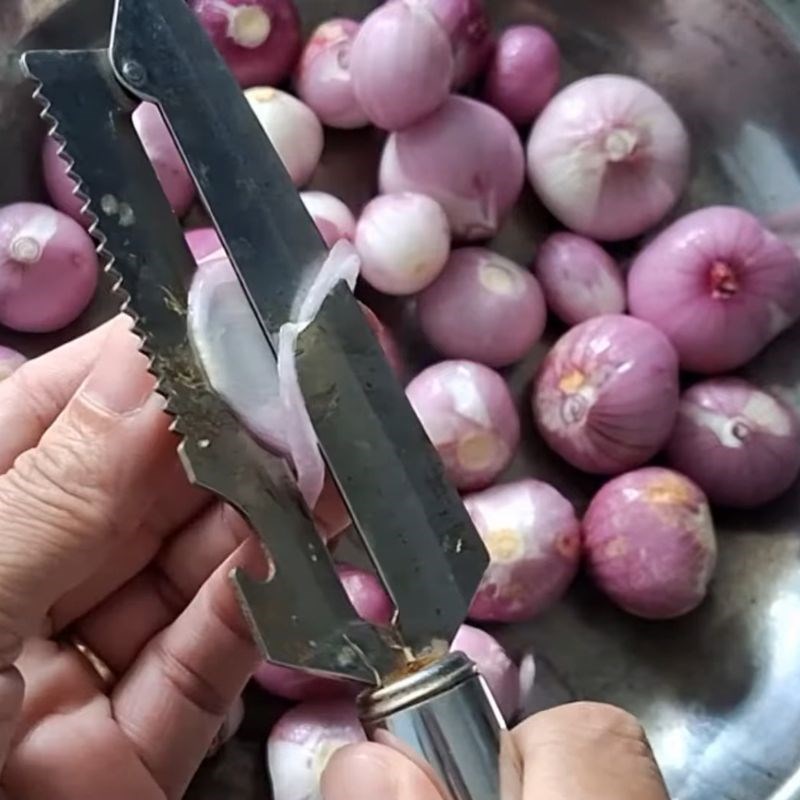 Bước 2 Giảm hăng và tạo độ giòn cho hành Hành tím thái lát ngâm ăn liền