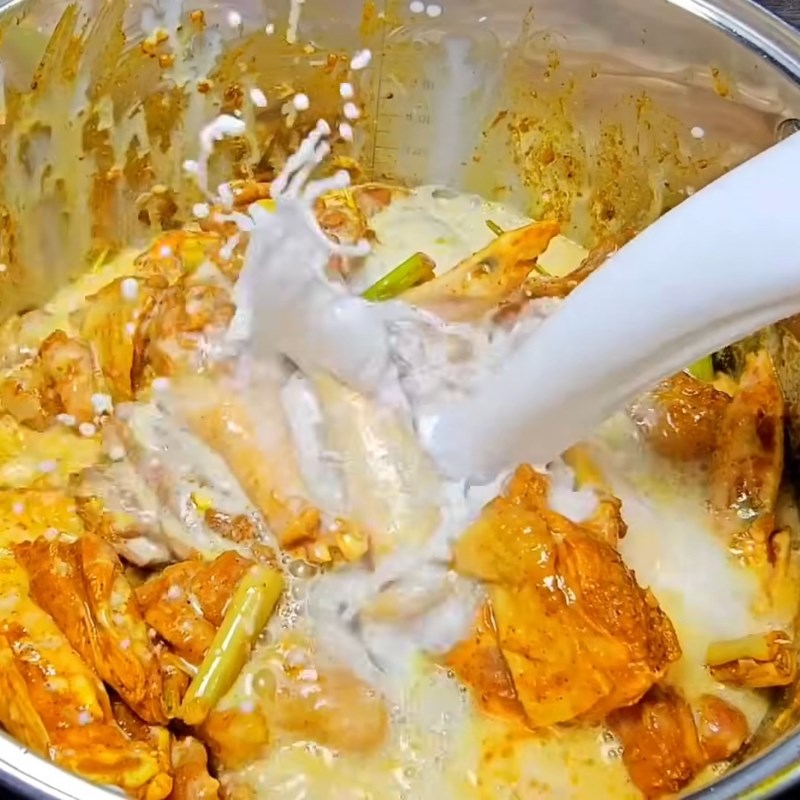 Bước 3 Hầm gà với nước dừa dão Cà ri gà miền Tây