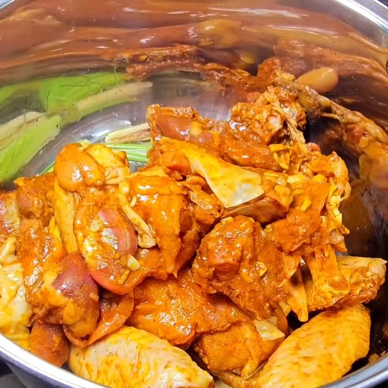 Bước 3 Hầm gà với nước dừa dão Cà ri gà miền Tây