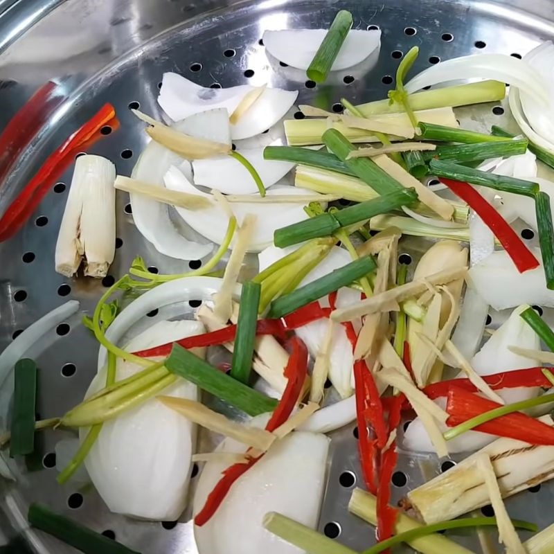 Bước 4 Hấp cá nục sả gừng thơm lừng Ướp cá hấp