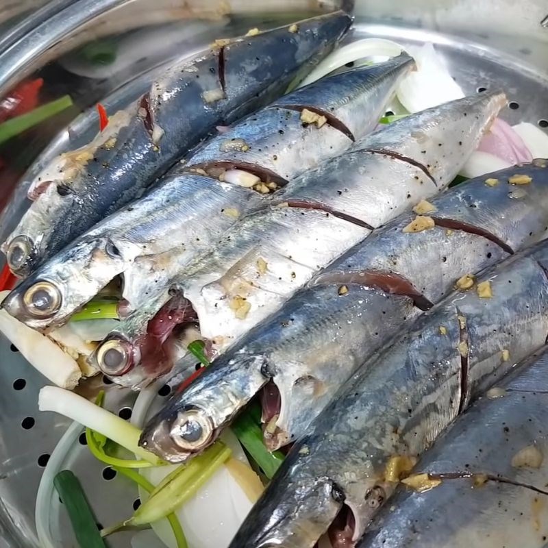 Bước 4 Hấp cá nục sả gừng thơm lừng Ướp cá hấp