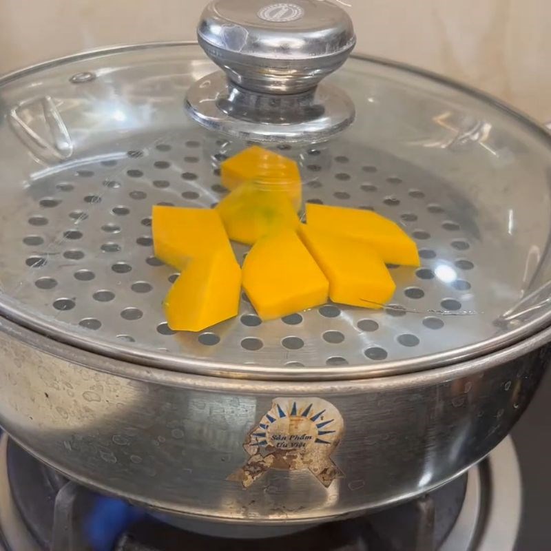 Bước 2 Hấp chín bí đỏ mềm ngọt Cháo cho bé 7 tháng