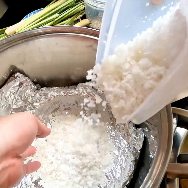 Bước 4 Hấp gà hấp muối sả thơm lừng Gà hấp muối da giòn