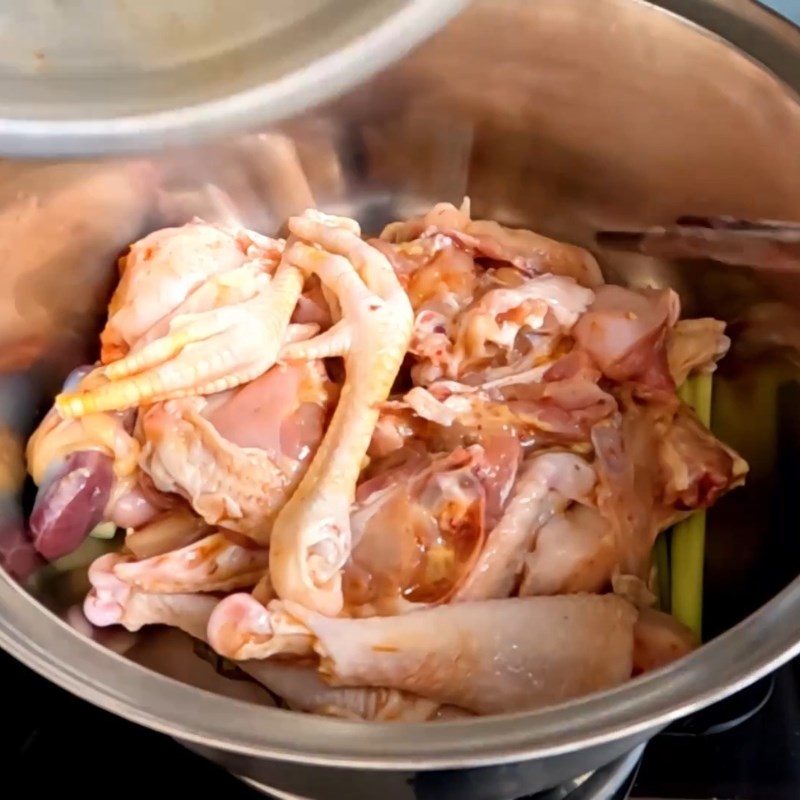 Bước 4 Hấp gà với sả thơm lừng Gà hấp hèm