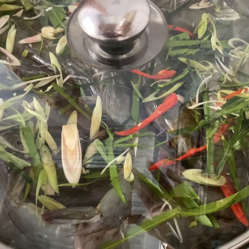 Bước 4 Hấp tôm sả bia cách thủy Tôm hấp sả bia