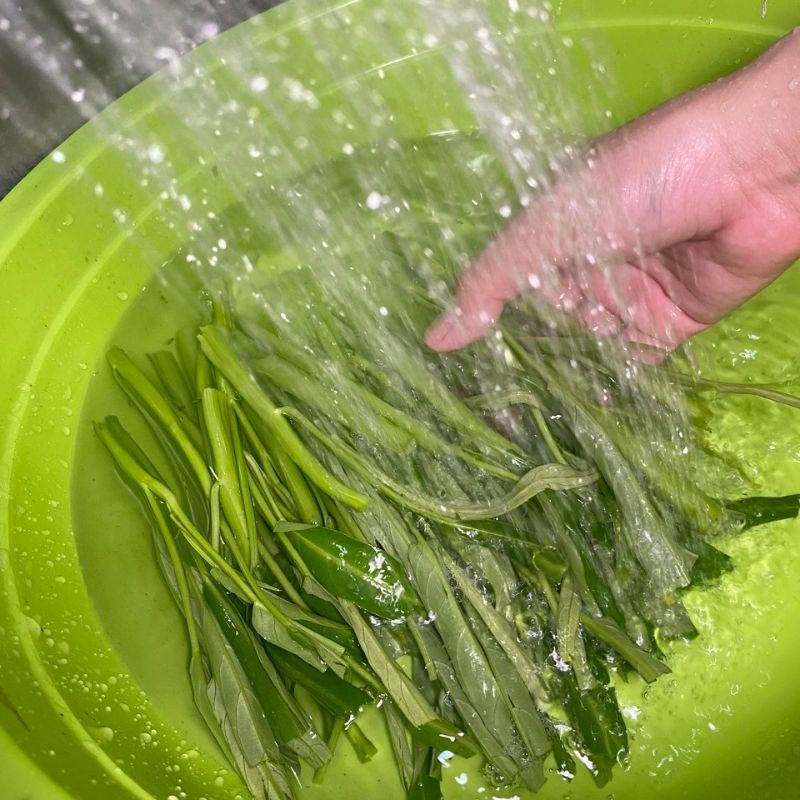 Bước 4 Hoàn thành và rửa sạch rau Nhặt rau muống để xào
