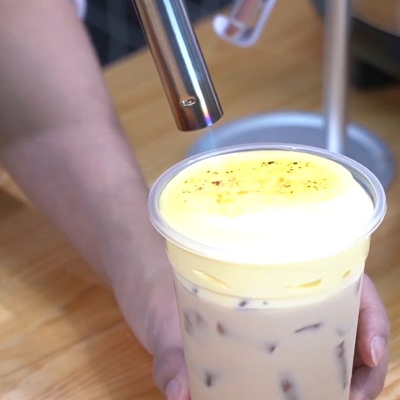 Bước 4 Hoàn thiện ly trà sữa Trà sữa trứng nướng
