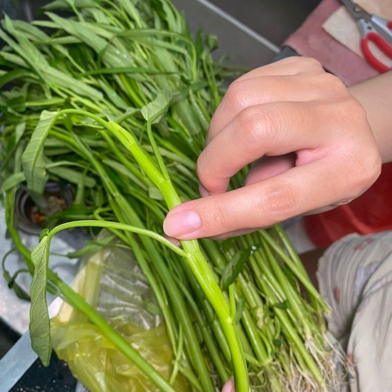 Bước 2 Hướng dẫn cách nhặt rau muống nhanh và đẹp Nhặt rau muống để xào