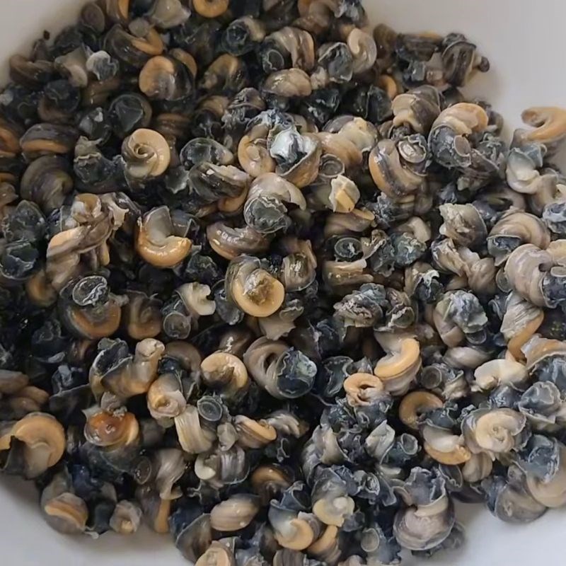 Bước 2 Khều ốc và làm sạch Ốc vặn xào sả ớt