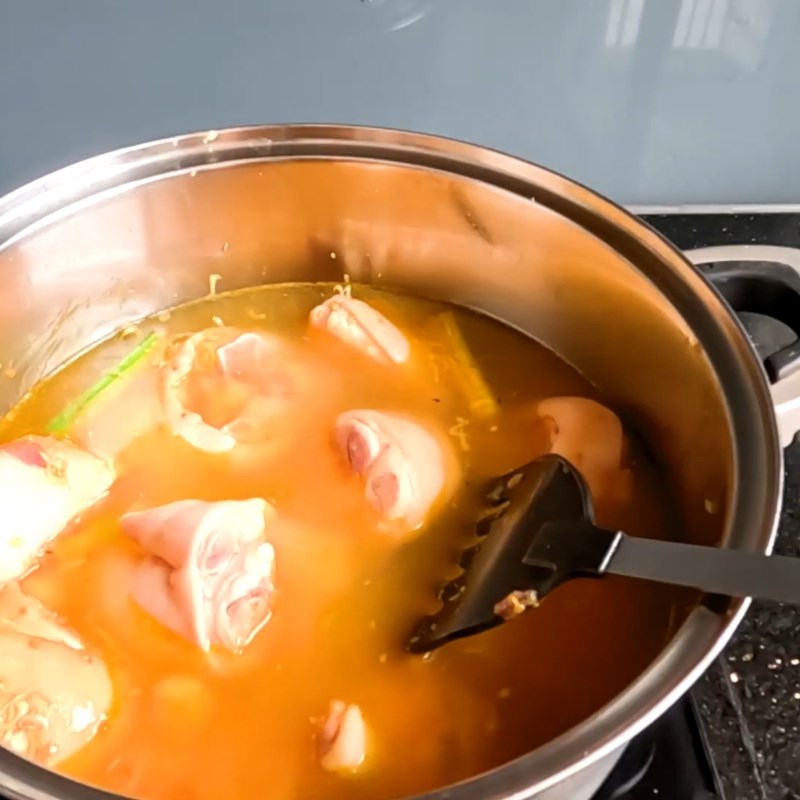 Bước 3 Kho giò heo nước dừa Giò heo kho nước dừa