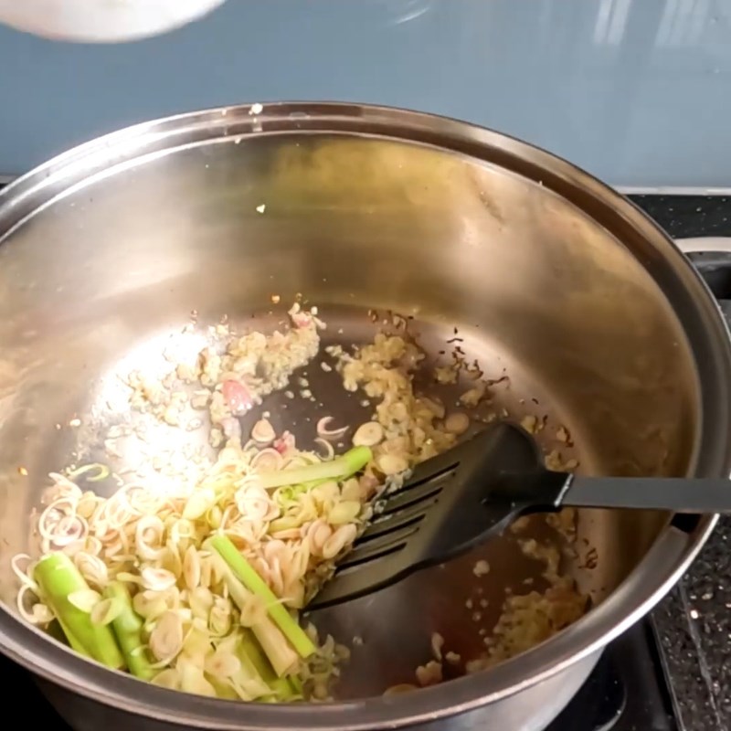 Bước 3 Kho giò heo nước dừa Giò heo kho nước dừa