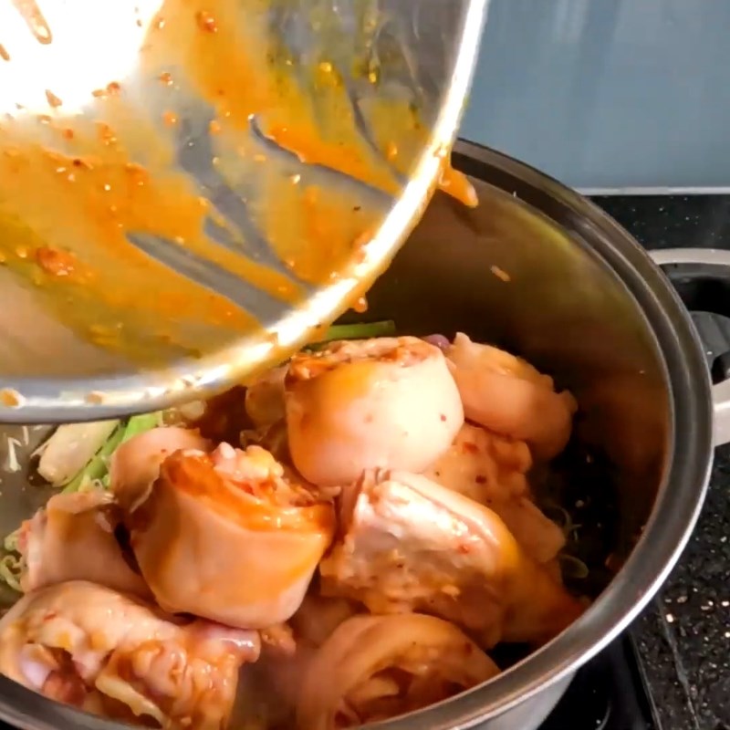 Bước 3 Kho giò heo nước dừa Giò heo kho nước dừa