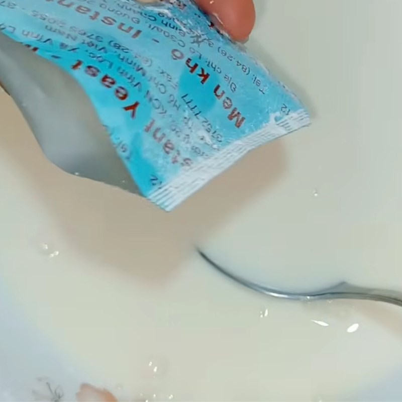 Bước 1 Kích hoạt men nở bánh bao Bánh bao bằng bột pha sẵn