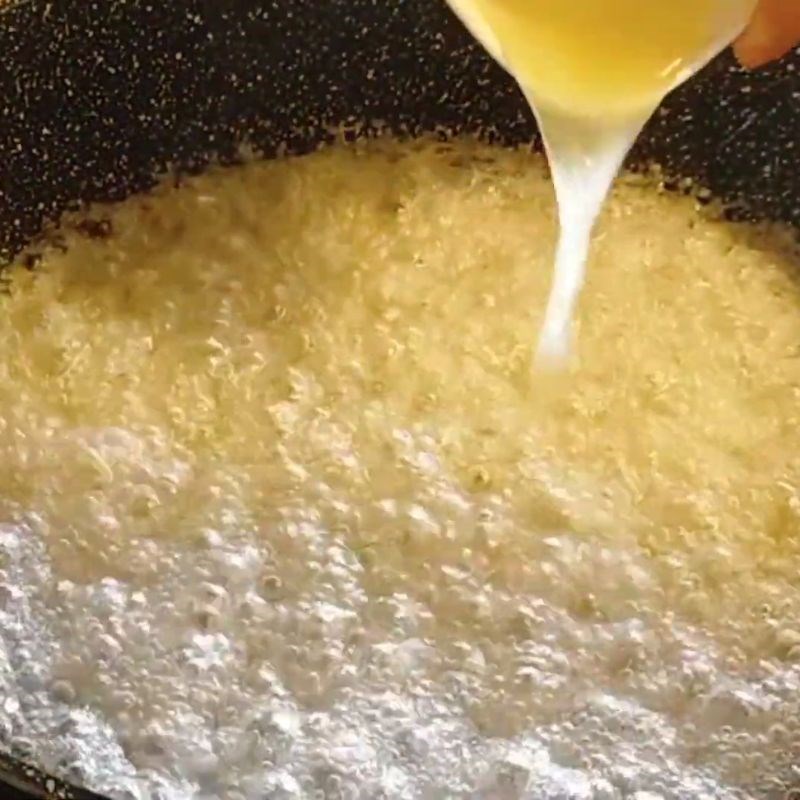 Bước 3 Kiểm tra độ đạt của kẹo và thêm hương liệu Kẹo kéo đậu phộng