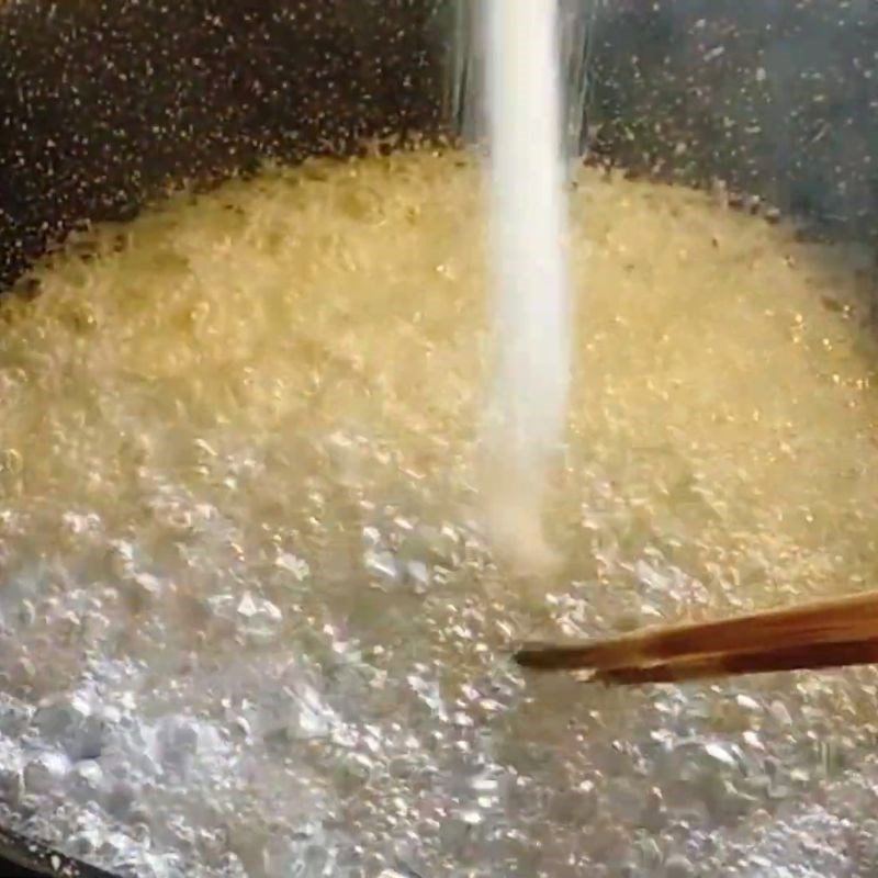 Bước 3 Kiểm tra độ đạt của kẹo và thêm hương liệu Kẹo kéo đậu phộng