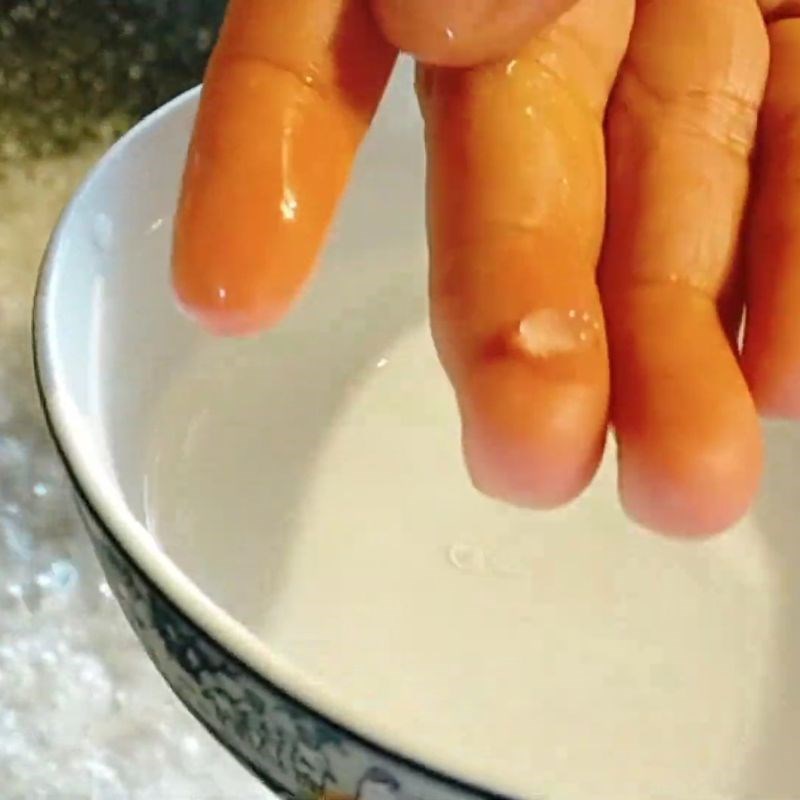 Bước 3 Kiểm tra độ đạt của kẹo và thêm hương liệu Kẹo kéo đậu phộng