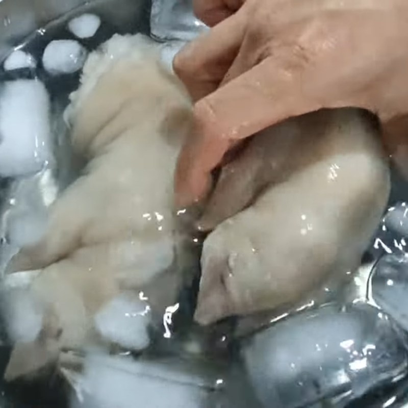 Bước 3 Làm nguội nhanh và trình bày món ăn Móng giò luộc