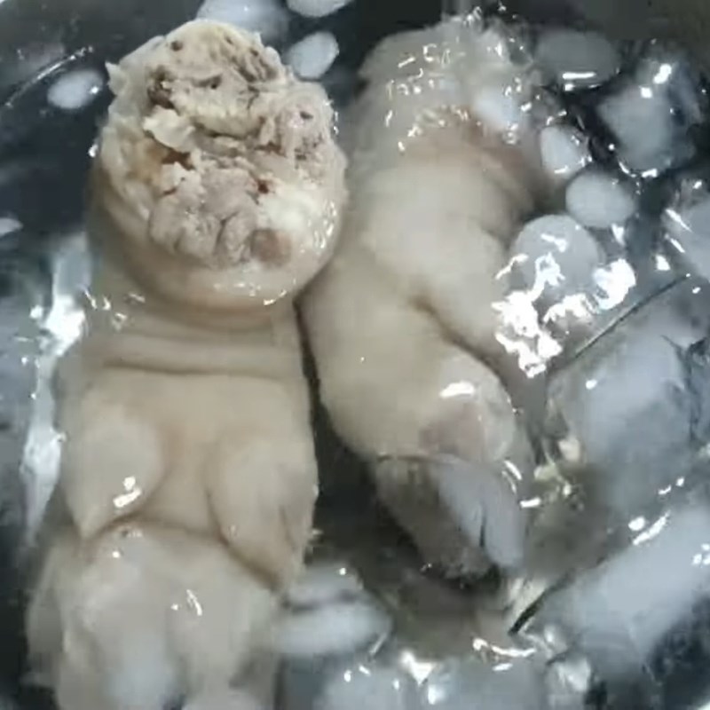 Bước 3 Làm nguội nhanh và trình bày món ăn Móng giò luộc