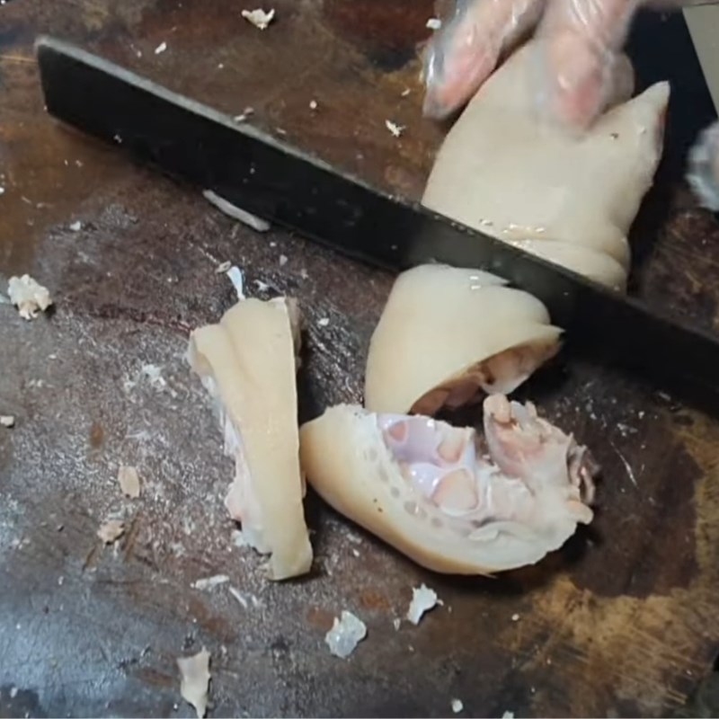 Bước 3 Làm nguội nhanh và trình bày món ăn Móng giò luộc