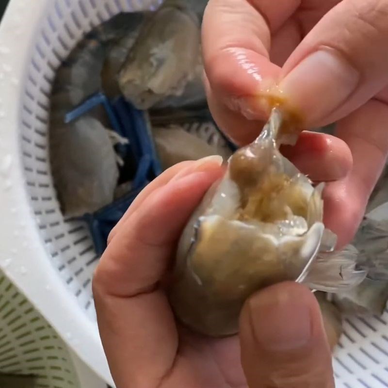 Bước 2 Làm sạch đầu tôm và chất thải Sơ chế tôm càng xanh