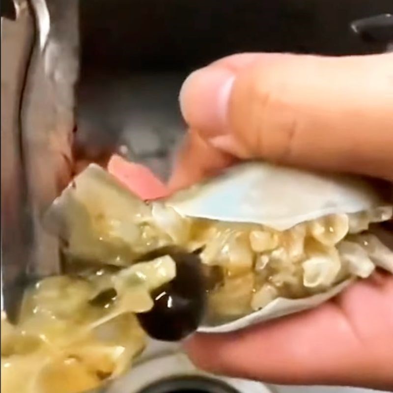 Bước 2 Làm sạch đầu tôm và chất thải Sơ chế tôm càng xanh