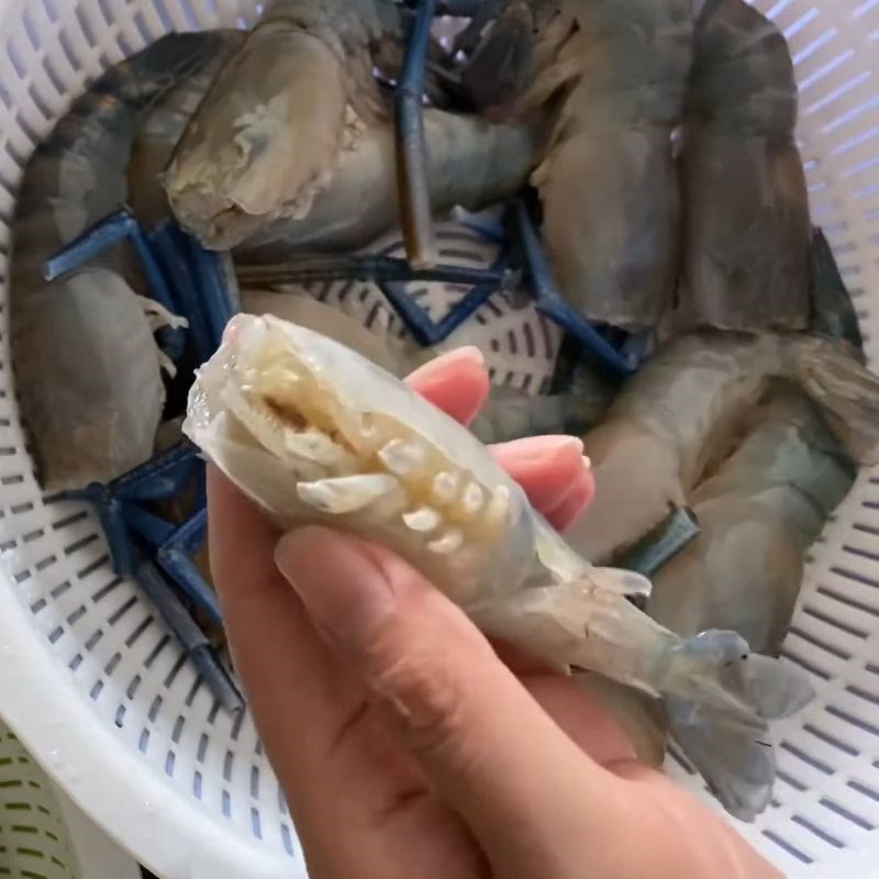 Bước 1 Loại bỏ râu và chân tôm Sơ chế tôm càng xanh
