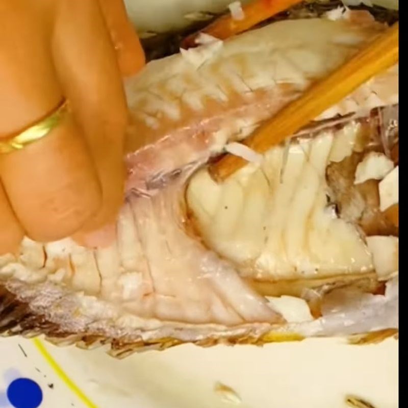 Bước 2 Lọc xương và tán nhuyễn thịt cá Cháo cá dìa cho bé