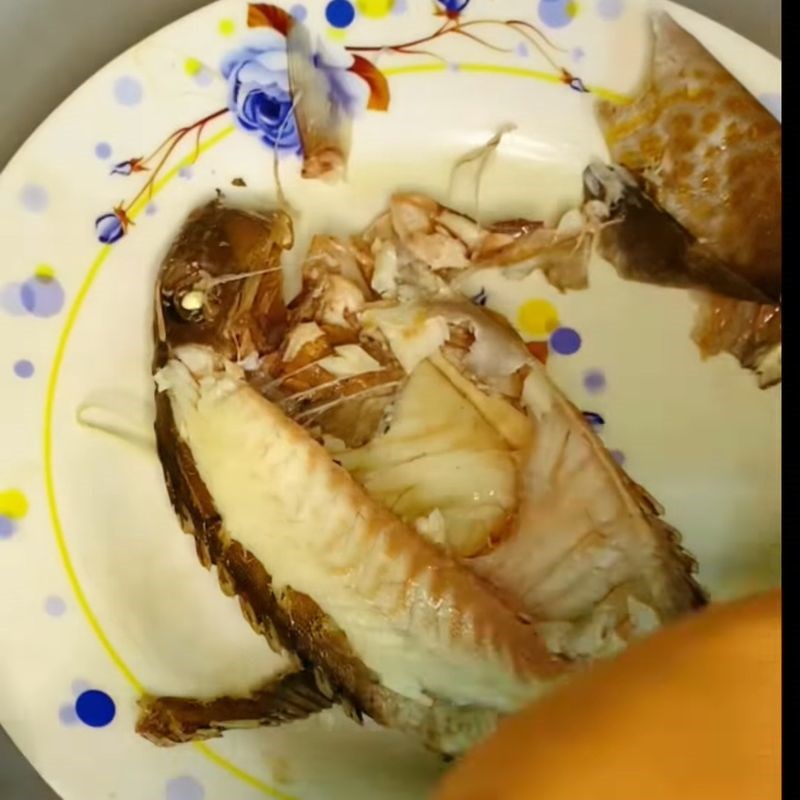 Bước 2 Lọc xương và tán nhuyễn thịt cá Cháo cá dìa cho bé