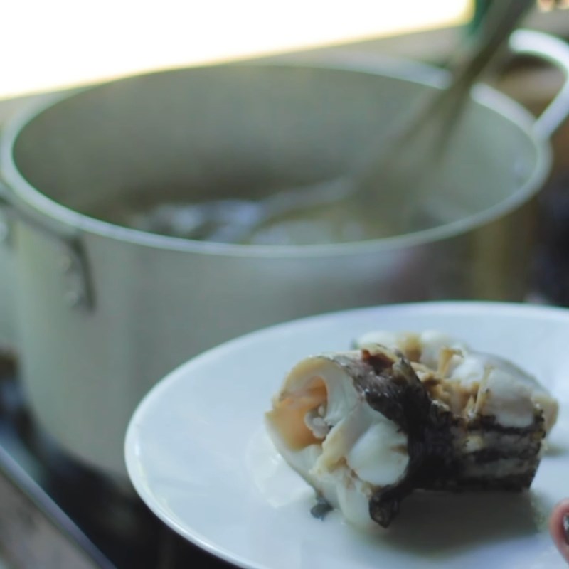 Bước 2 Luộc cá và chuẩn bị nước dùng Canh chua bông so đũa