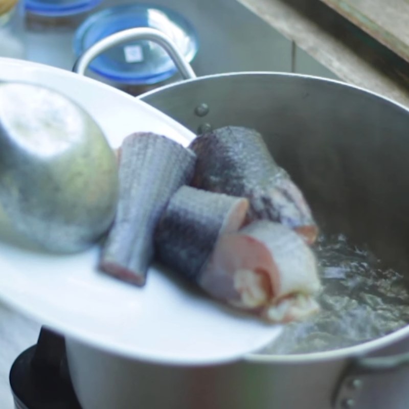 Bước 2 Luộc cá và chuẩn bị nước dùng Canh chua bông so đũa