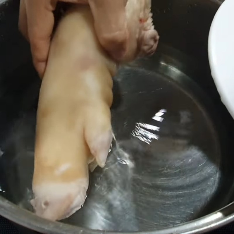 Bước 2 Luộc chân giò heo trắng ngon Móng giò luộc