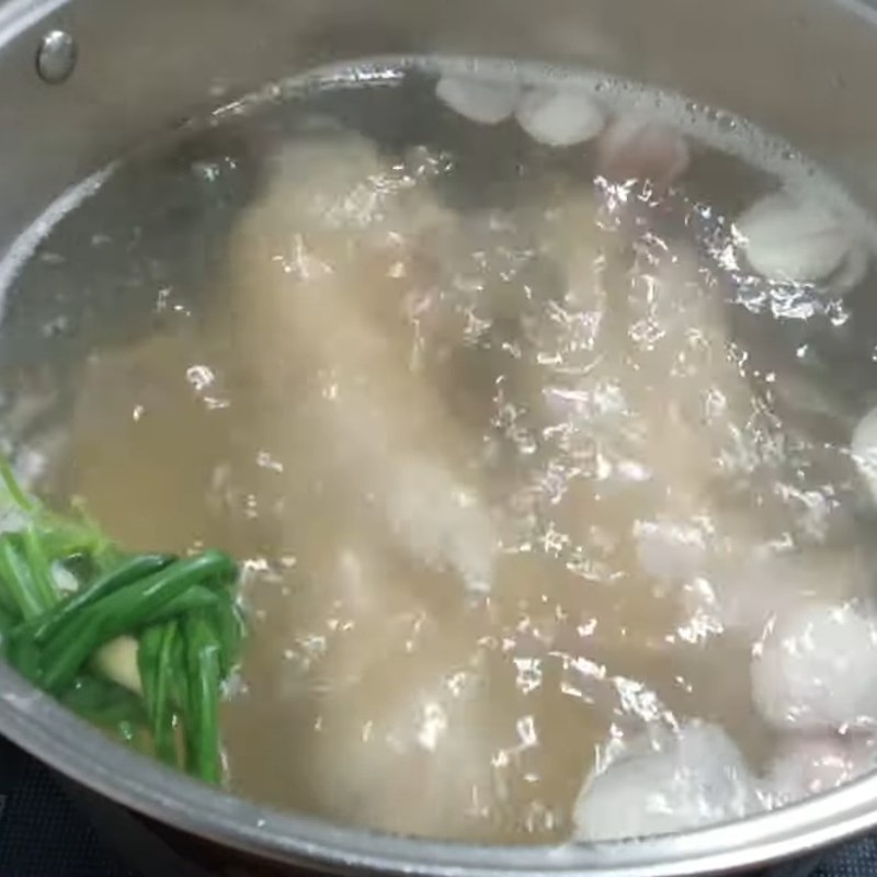 Bước 2 Luộc chân giò heo trắng ngon Móng giò luộc