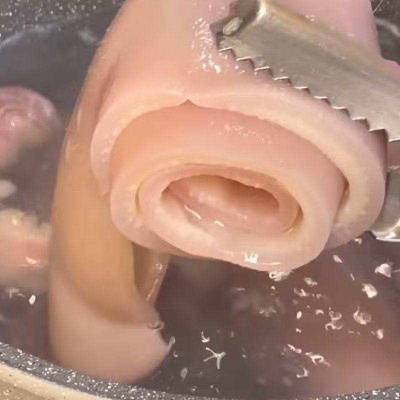 Bước 2 Luộc da heo trắng giòn Chả lụa bì ớt xiêm xanh