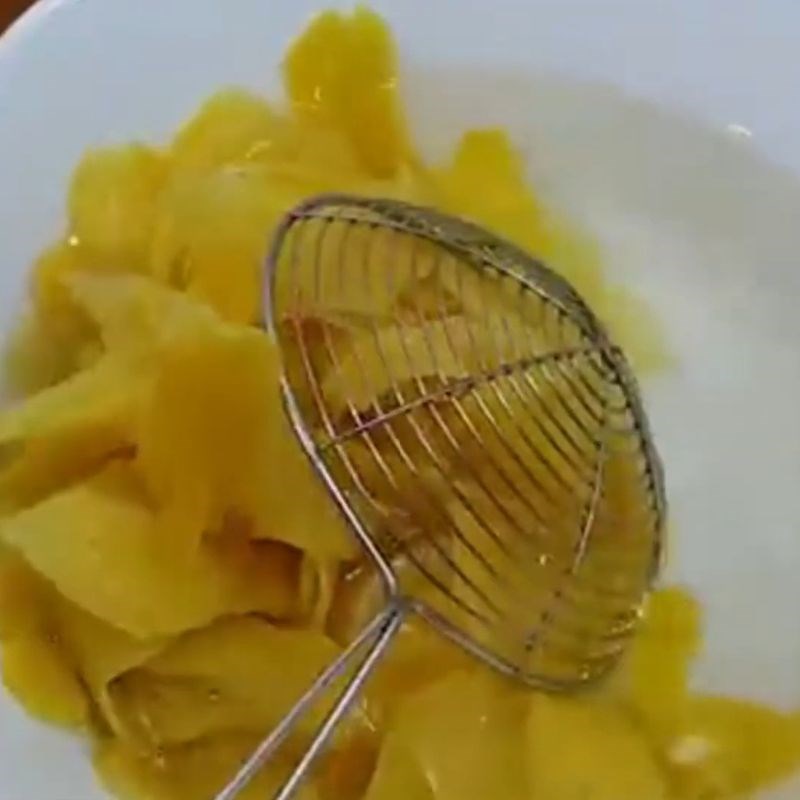 Bước 4 Luộc gừng lần 2 và ngâm đá lạnh Gừng sấy khô