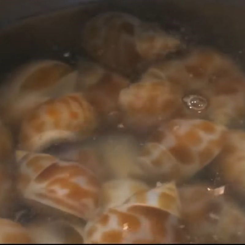 Bước 2 Luộc ốc hương Ốc hương xào bơ tỏi chấm bánh mì