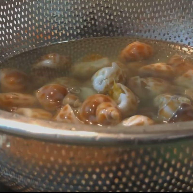 Bước 2 Luộc ốc hương Ốc hương xào bơ tỏi chấm bánh mì