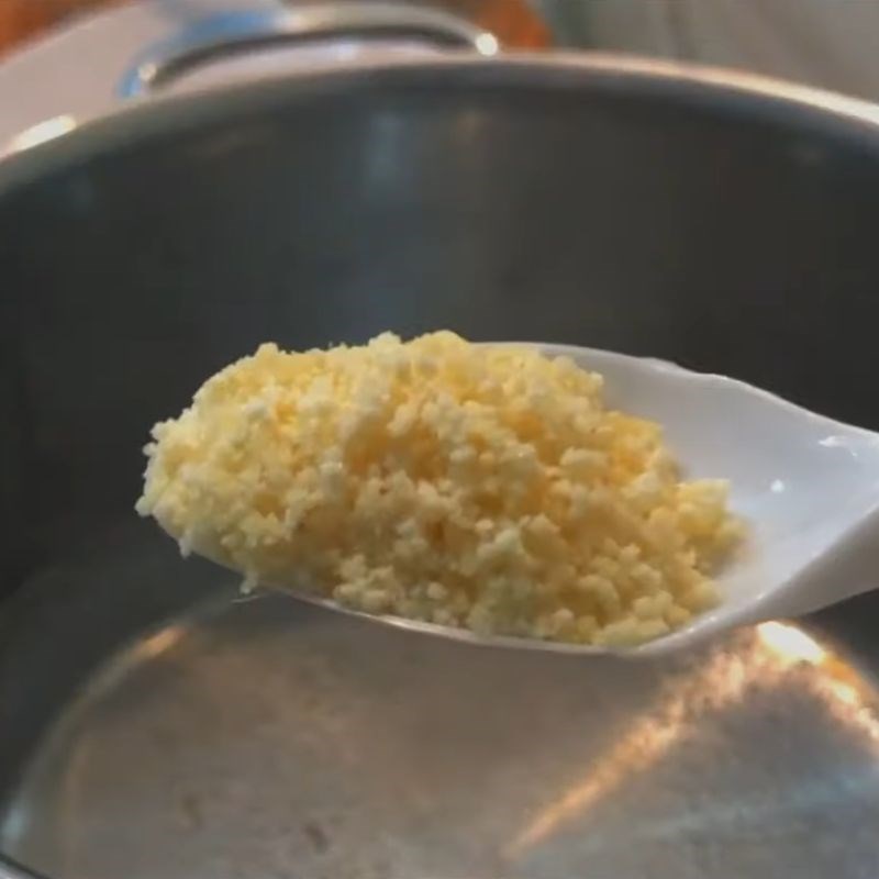 Bước 2 Luộc ốc hương Ốc hương xào bơ tỏi chấm bánh mì