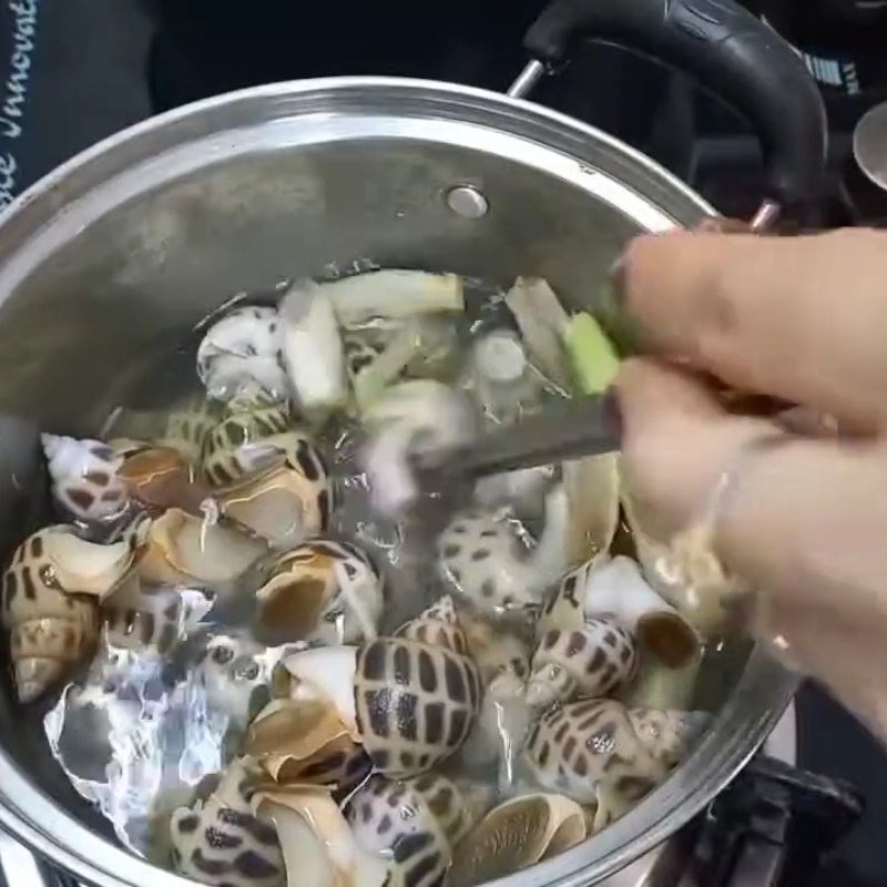 Bước 2 Luộc sơ bắp và ốc hương Ốc hương xào bơ bắp